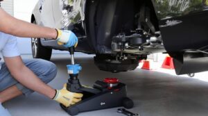 Wie du einen Wagenheber richtig benutzt – Schritt-für-Schritt-Anleitung