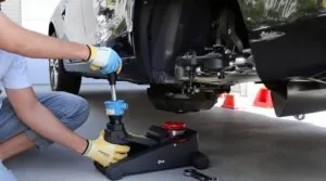 Wie du einen Wagenheber richtig benutzt – Schritt-für-Schritt-Anleitung